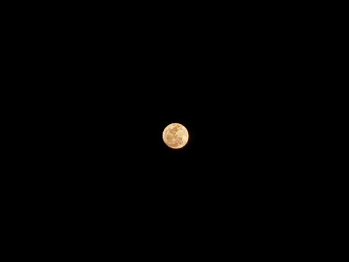 Bulan purnama terang di langit malam Bali