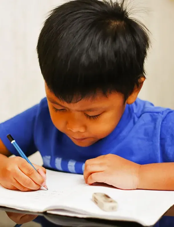 Ilustrasi Anak Kecil Yang Belajar Menulis di Atas Kertas