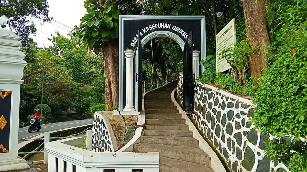 makam-kasepuhan-girikusumo