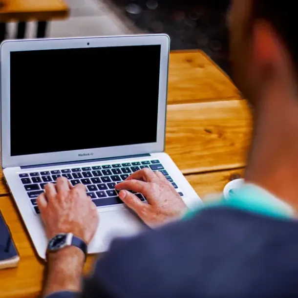 Pria Menggunakan Laptop. Sumber: goodfreephotos.com