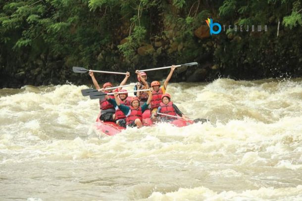 Ilustrasi Kegiatan Rafting Di Sungai Ciwulan