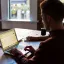 Pria bekerja fokus dengan laptop di meja kantor