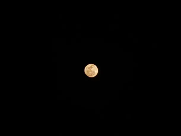Bulan purnama terang di langit malam Bali