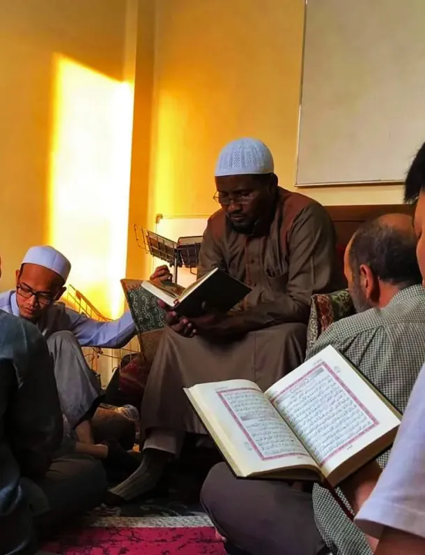 Ilustrasi Pemuda Membaca Quran