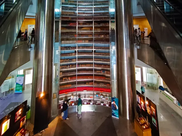 Interior Perpustakaan Nasional RI—ruang baca yang tenang untuk fokus 20 menit.