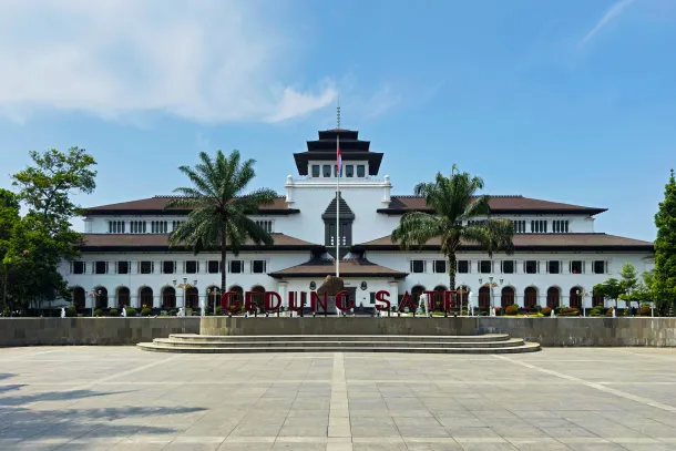 Gedung Sate Bandung dengan halaman hijau di pagi hari