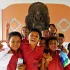 Siswa SD Indonesia belajar di museum bersama guru saat study tour
