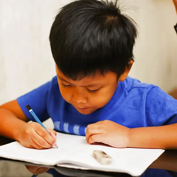 Ilustrasi Anak Kecil Yang Belajar Menulis di Atas Kertas