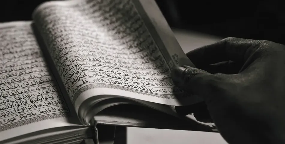 Ilustrasi Orangtua Membaca Quran Sendirian