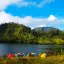 Pemandangan tenang Danau Ranu Kumbolo dengan tenda-tenda di tepi danau, menggambarkan suasana healing di alam pegunungan