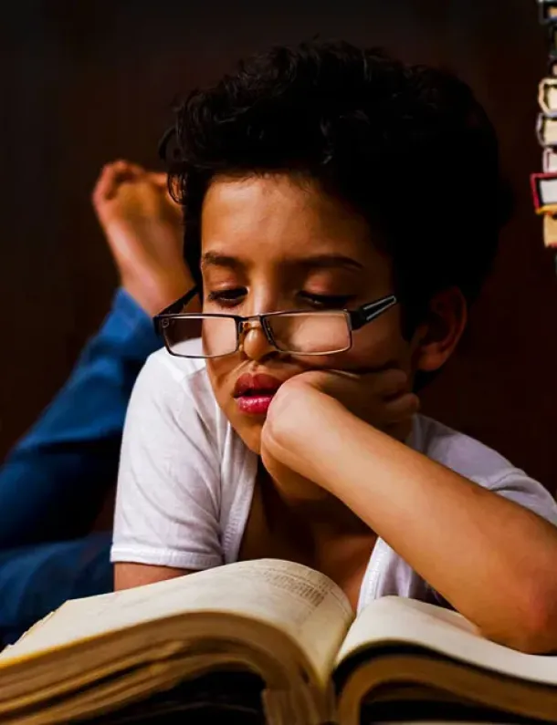 Ilustrasi Anak-anak Membaca Mendalam