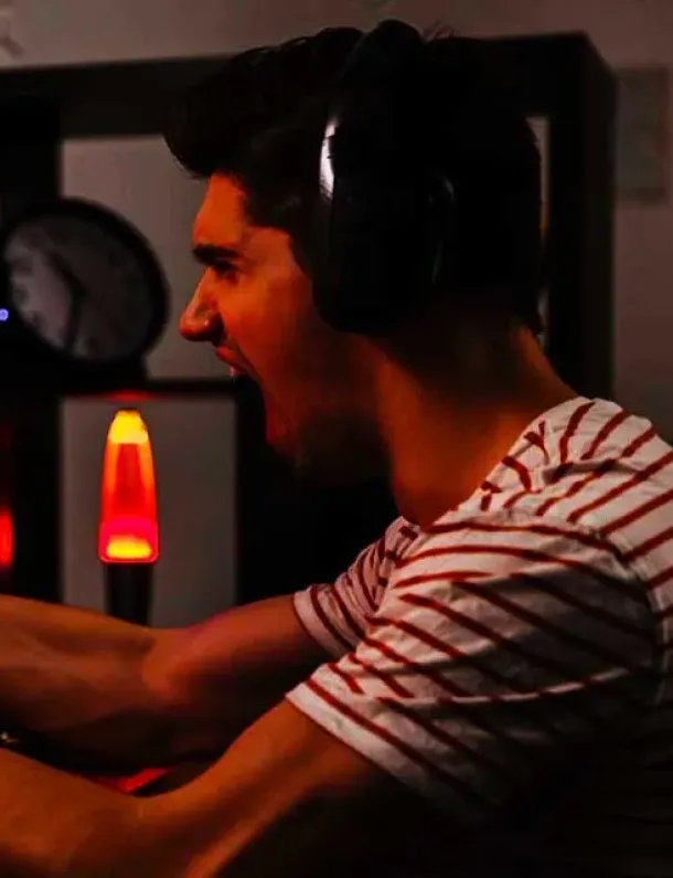 Ilustrasi Pria Yang Kecanduan Game